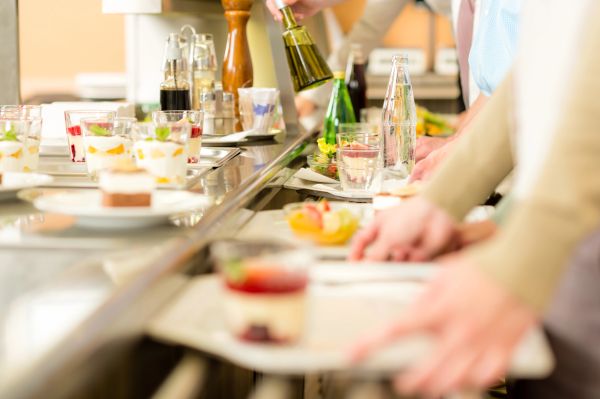Leiharbeitnehmer in der Kantine des Entleihers und steuerliche Hin- und Zurückberechnung
